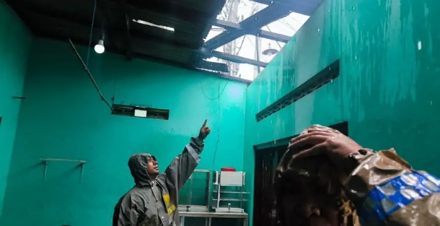 Puting Beliung Sapu Plosokandang, Puluhan Rumah Rusak Parah dalam Hitungan Menit