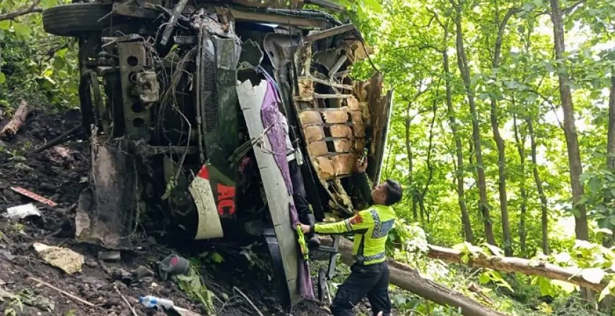 Bus Penumpang Masuk Jurang di Jalur Ekstrem Arak-Arak, Tujuh Orang Alami Luka-Luka