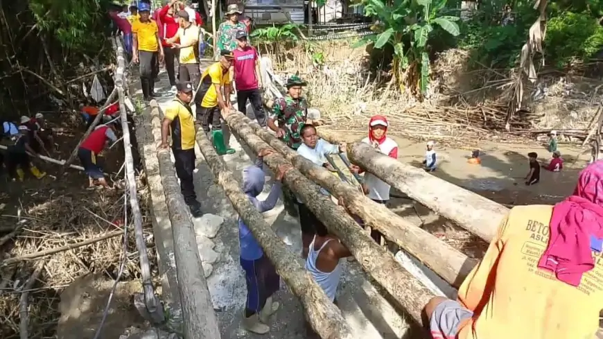 Jembatan Godog Lamongan Ambruk Diperbaiki Gotong Royong TNI