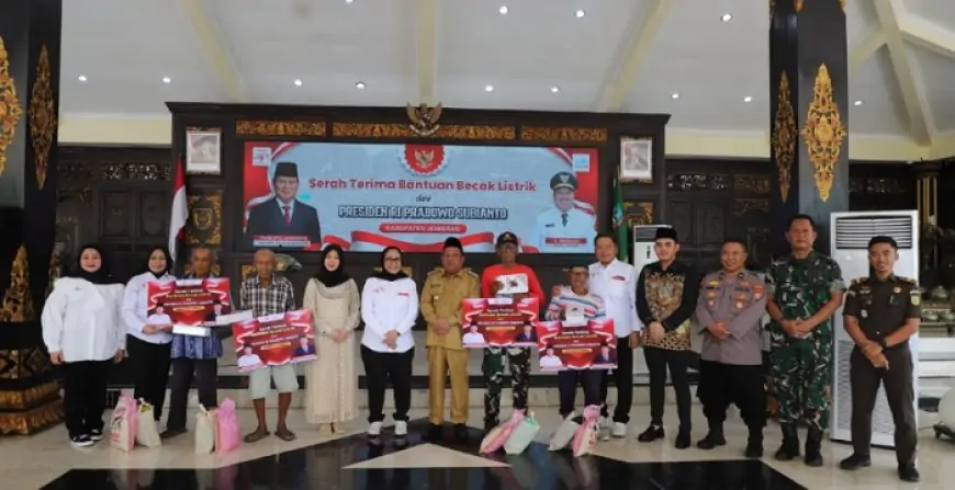 Presiden Prabowo Beri 100 Becak Listrik Lansia Jombang