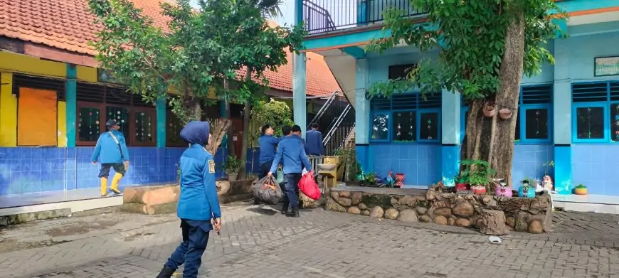 Siswa Takut Disengat, Tim Damkarla Gresik Evakuasi Sarang Tawon
