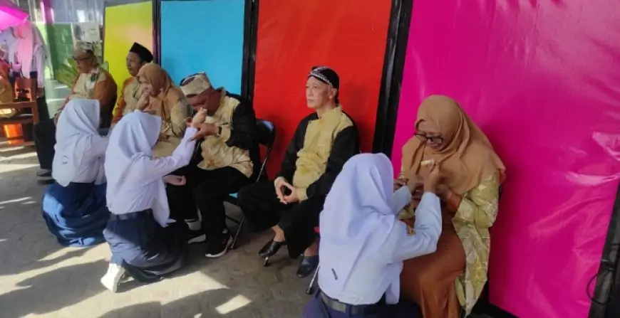 Peringati HGN dan HUT ke-40, SMPN 4 Jombang Gelar Sungkeman Massal dan Pameran Lukisan 