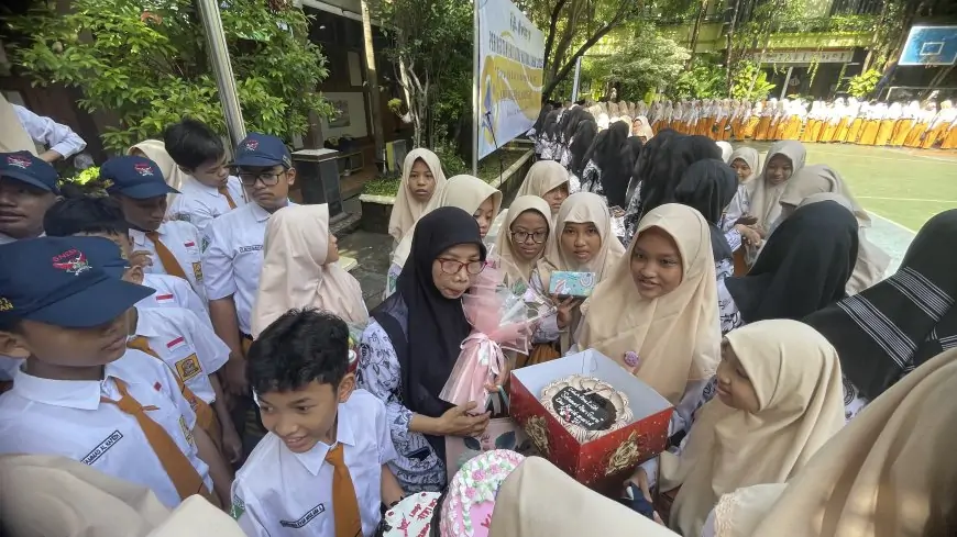 Momen Hari Guru, Siswa SMPN 1 Lamongan Beri kejutan Kado dan Kue Kepada Guru