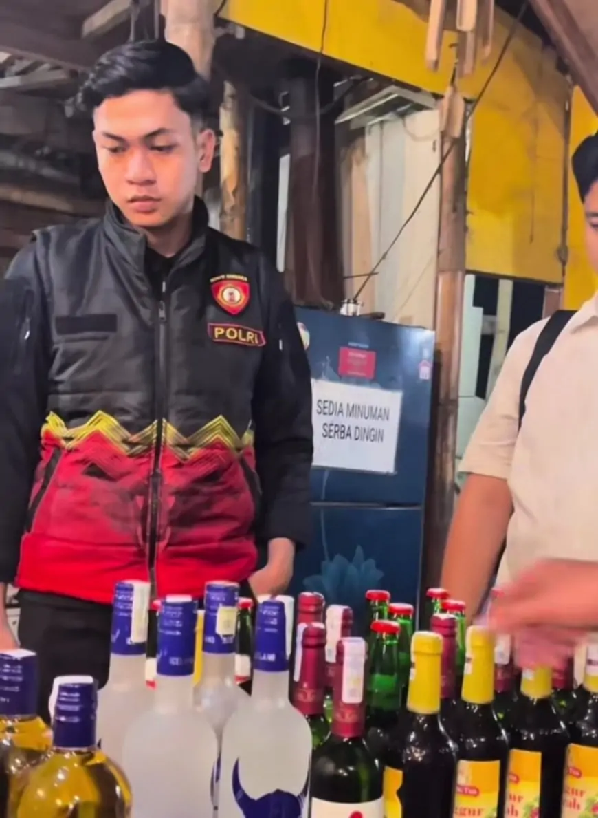 Razia Warung Pangku  Pelabuhan,  Amankan 106 Botol Miras