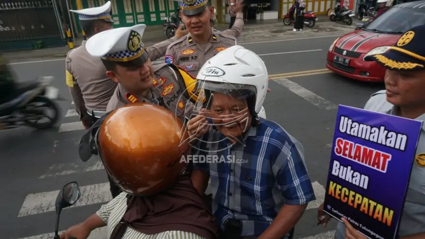 Helm Rusak Ditukar Helm Baru, Satlantas Apresiasi Pengendara Tertib di Operasi Zebra