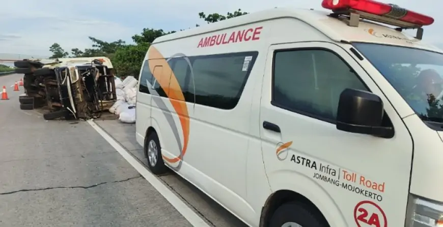Truk Bermuatan Kain Terguling di Tol Jomo
