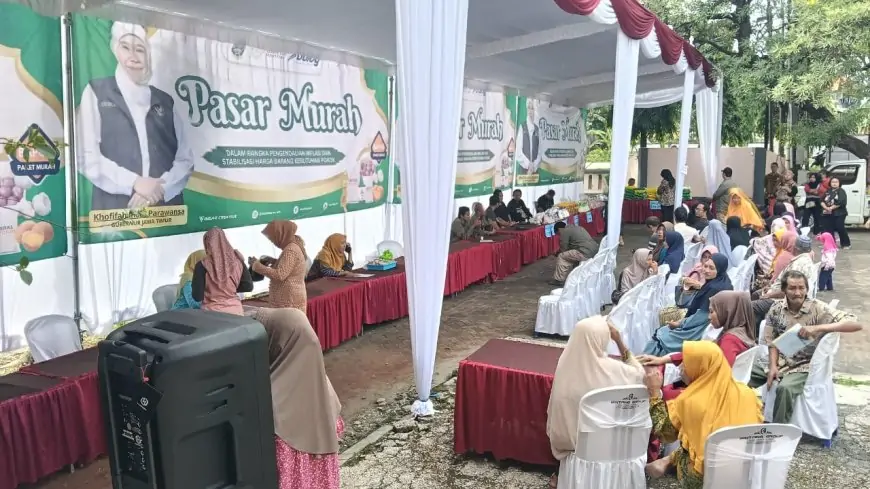 Ratusan Warga Lamongan Serbu Pasar Murah Pemprov Jatim