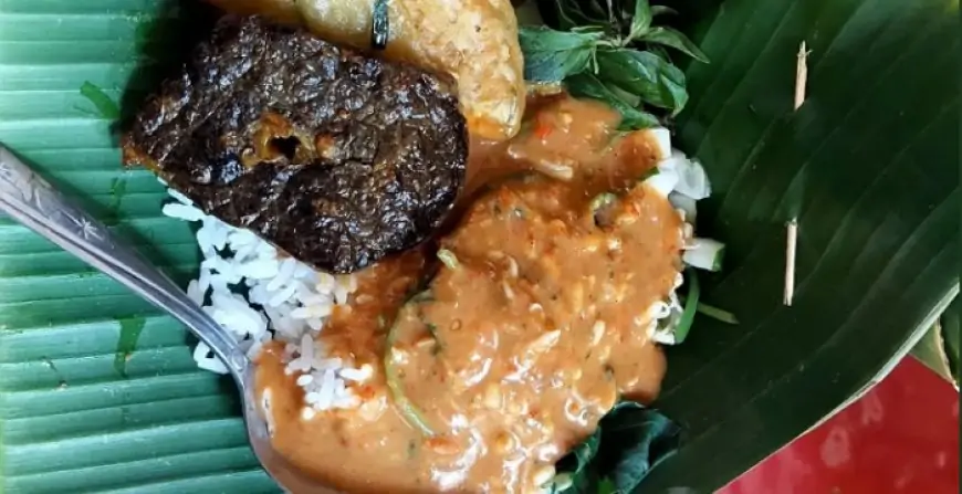 Nikmatnya  Pecel Pincuk, Legenda Rasa Ramai Diburu Pembeli