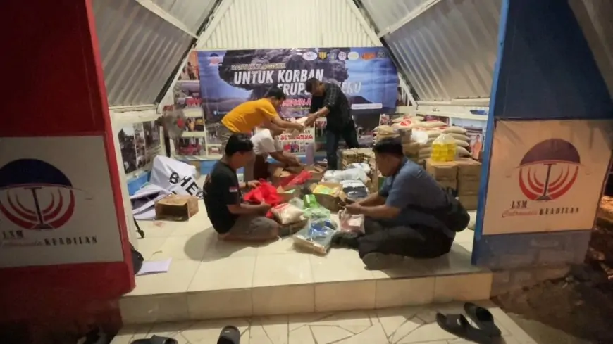 Warga Lamongan Salurkan Sembako  Pengungsi Erupsi Gunung Semeru