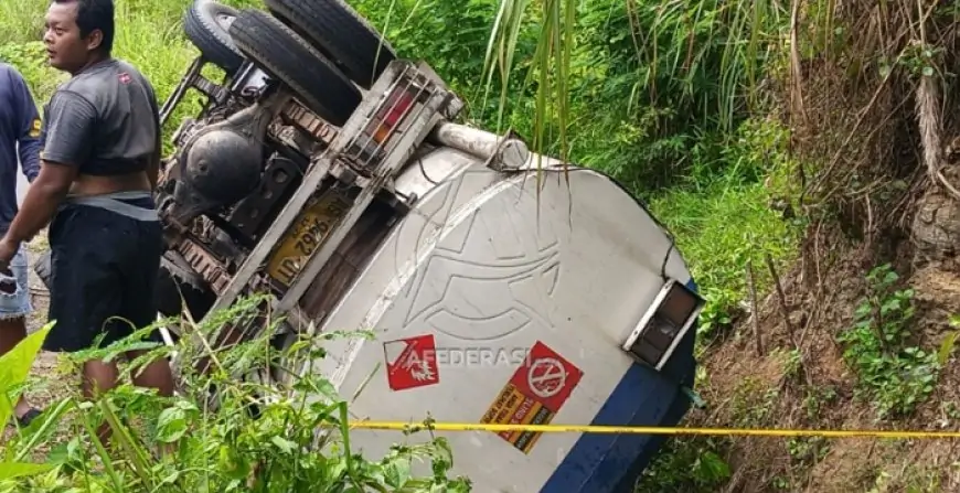 Truk Tangki Bermuatan Solar Terguling di JLS Besuki, Sopir Menghilang Misterius