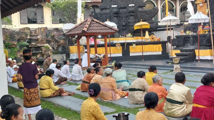 Ratusan Umat Hindu Lamongan Rayakan Hari Raya Kuningan dengan Sederhana