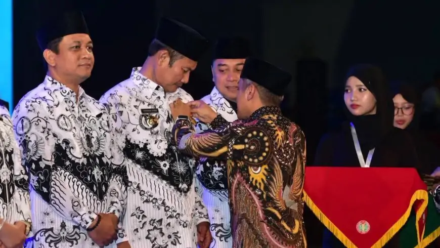 Bupati Lamongan Raih Anugerah Dwija Praja Nugraha