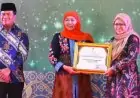 Gubernur Khofifah Berikan Penghargaan Program Lingkungan Hidup 2025