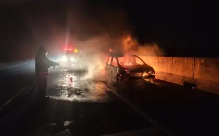 Mobil Terbakar Hebat di Tol KLBM Gresik, Pengendara Masih Misterius