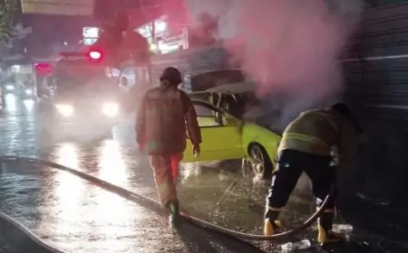 Kehabisan Tenaga di Jalan, Mobil Sedan Mendadak Terbakar
