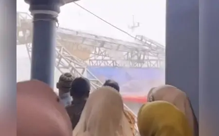 Diterjang Hujan dan Angin Kencang, Panggung Hajatan di Lamongan Roboh