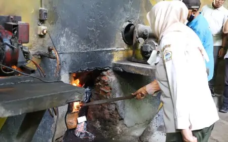 Membakar Jalur Gelap Narkoba, Pemkab Gresik Musnahkan 9,8 Juta Batang Rokok Ilegal