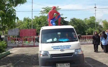 Spiderman Beraksi! Antar MBG Untuk Siswa Lamongan
