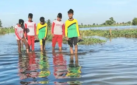 Siswa di Lamongan Terjang Banjir Menuju Sekolah
