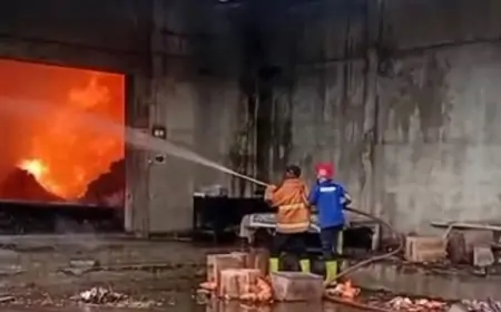 Gudang Snack di Jalur Pantura Panarukan Situbondo Dilalap Api, Korsleting Listrik Diduga Jadi Penyebab