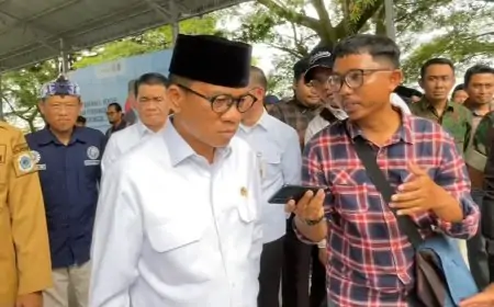 Kunjungi Lamongan, Menteri Yandri Cuek Ditanya Dugaan Aliran Fee Izin Tambang