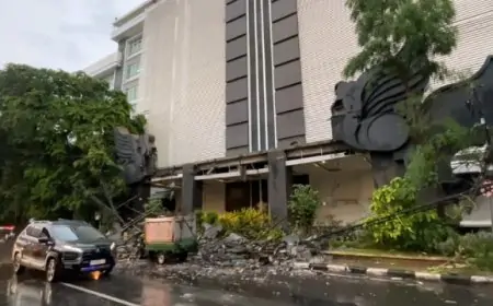 Gapura Paduraksa Pemkab Lamongan Lululantak, Tukang Tambal Ban Pun Tertimpa Pohon Raksasa