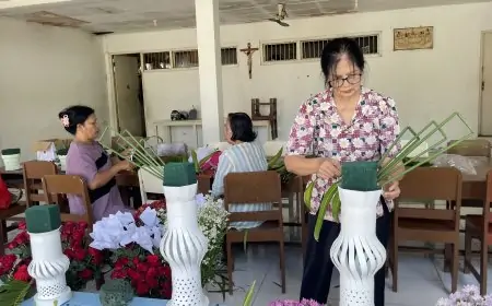 Tradisi Merangkai Bunga Gereja Katolik St. Fransiskus Xaverius Lamongan Sambut Misa Natal