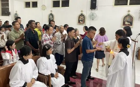 Ratusan Umat Katolik Lamongan Gelar Misa Natal