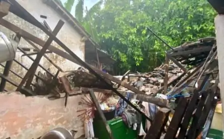 Diterjang Hujan Deras Disertai Angin Kencang, Rumah Warga Klangonan Gresik Ambruk