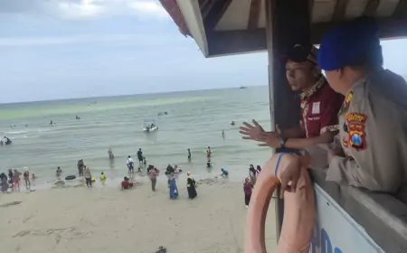 Satpolair Polres Gresik Awasi Ketat Wisata Pantai Dalegan