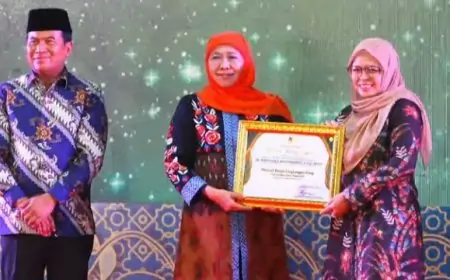 Gubernur Khofifah Berikan Penghargaan Program Lingkungan Hidup 2025