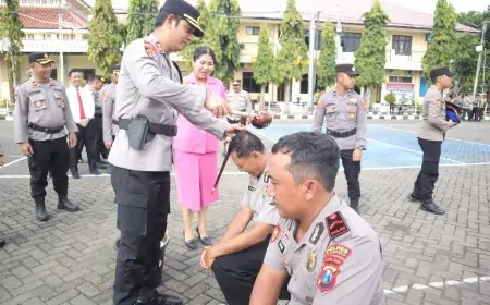 Naik Pangkat, 76 Personel Polres Situbondo Jalani Tradisi Siraman Air Kembang