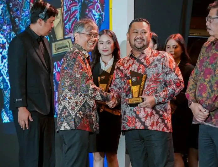 Bupati Gresik Raih Dua Penghargaan Bergengsi Kinerja Pemerintahan Daerah 2025