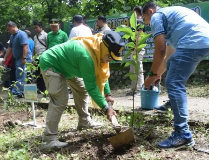 Perhutani KPH dan Forkopimda Tanam 500 Pohon dab Tebar 1.200 Benih Ikan