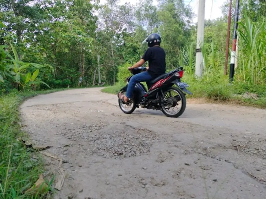 Resah, Sejumlah Ruas Jalan Pacitan Rusak Berkepanjangan