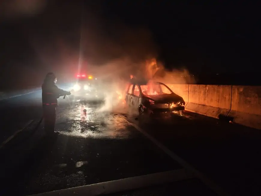 Mobil Terbakar Hebat di Tol KLBM Gresik, Pengendara Masih Misterius