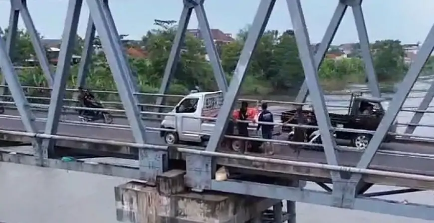 Viral di Jombang! Oknum Buang Limbah Berwarna Gelap ke Sungai Brantas