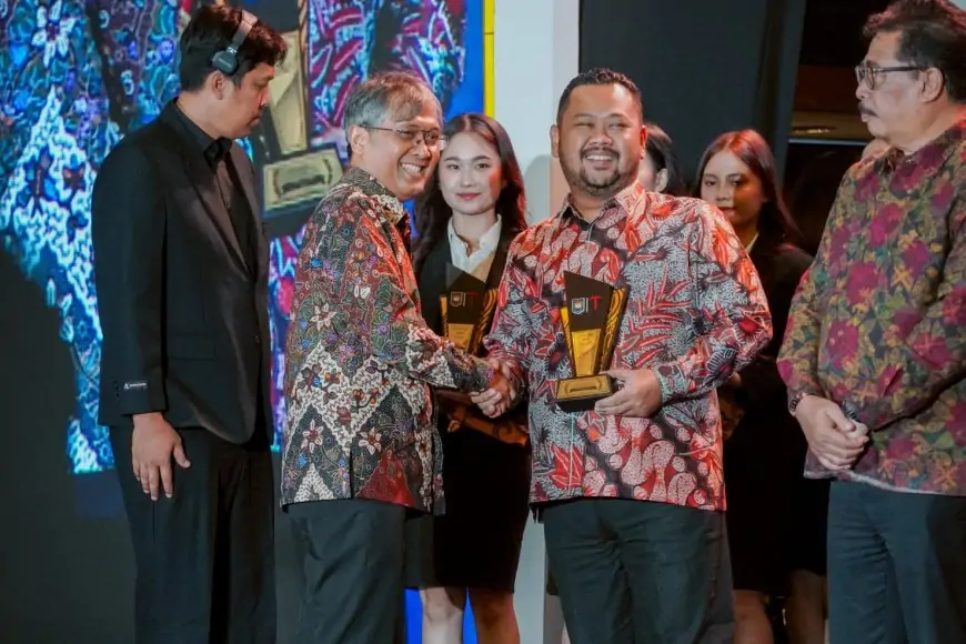 Bupati Gresik Raih Dua Penghargaan Bergengsi Kinerja Pemerintahan Daerah 2025