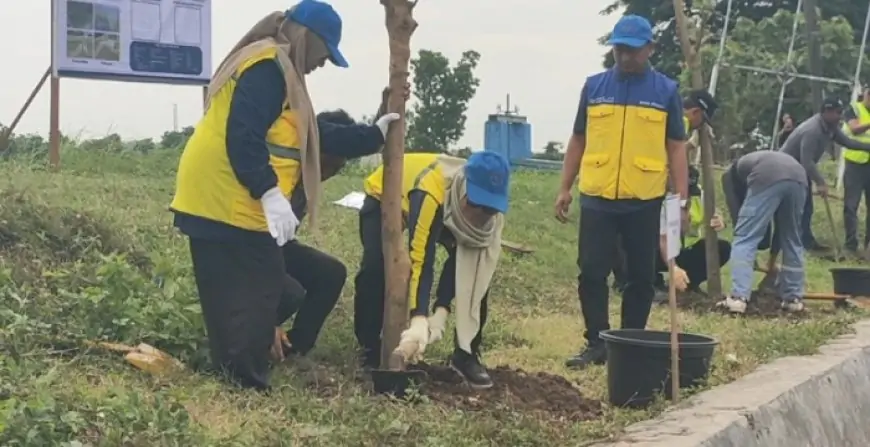 DPUTR Gresik Bersih-Bersih dan Penghijauan di Waduk Mentaras