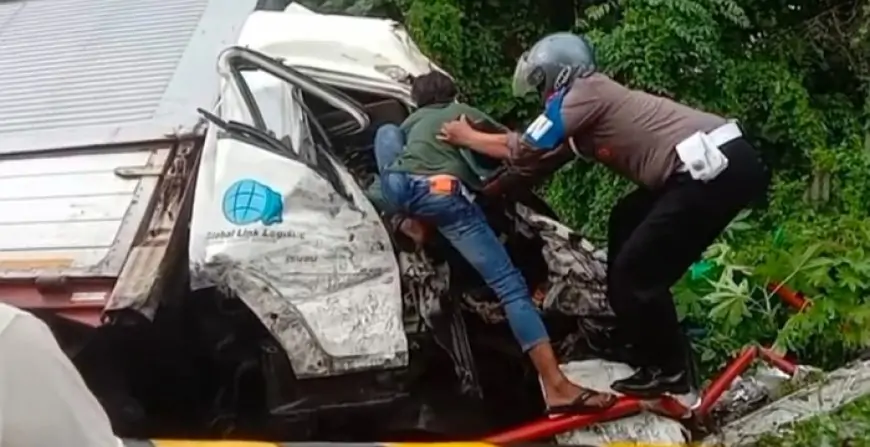 Dua Truk Box Adu Banteng di Banyuglugur, Tiga Orang Terluka dan Satu Kritis