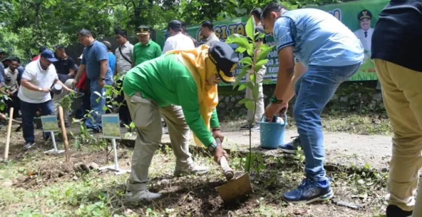 Perhutani KPH dan Forkopimda Tanam 500 Pohon dab Tebar 1.200 Benih Ikan