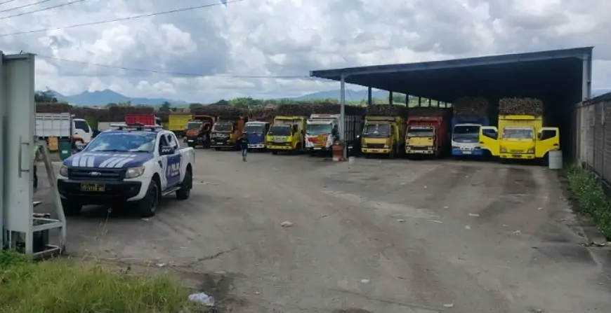 Satlantas Polres Tulungagung Atasi Penumpukan Truk Tebu di PG Mojopanggung dengan Sistem Parkir Terpadu
