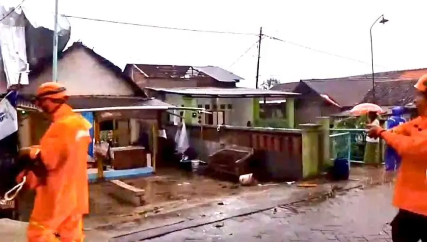 Puting Beliung Terjang  115 Rumah Rusak dan Listrik Padam