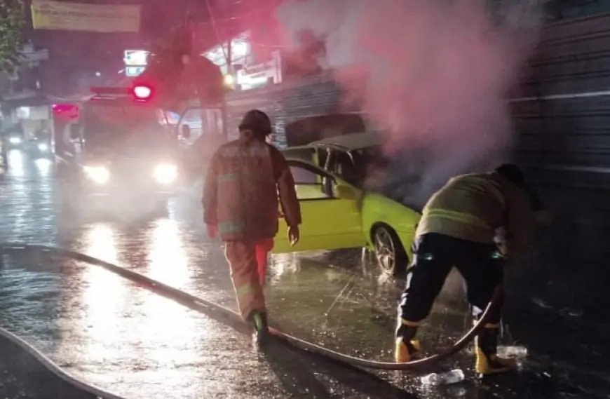 Kehabisan Tenaga di Jalan, Mobil Sedan Mendadak Terbakar