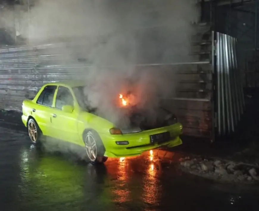 Kehabisan Tenaga di Jalan, Mobil Sedan Mendadak Terbakar