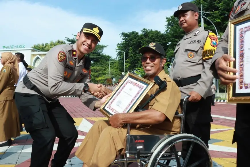 22 Personel Berprestasi dan Tokoh Masyarakat Terima Penghargaan \