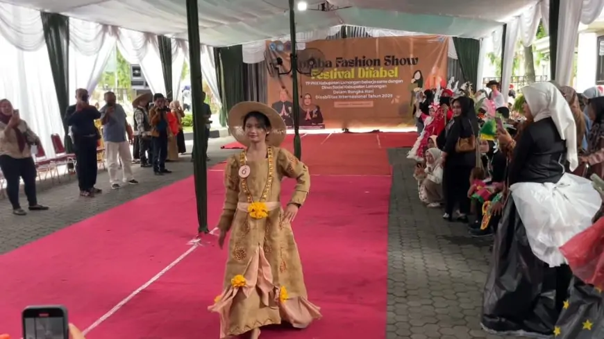 Festival Difabel Lamongan: 40 Siswa SLB Tampilkan Bakat Lewat Fashion Show Daur Ulang