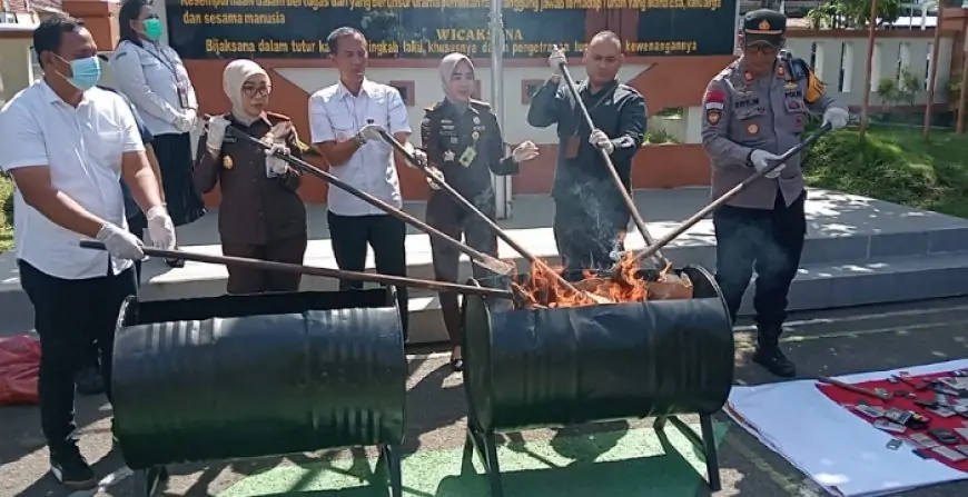 Kejari Jombang Musnahkan Barang Bukti 48 Perkara