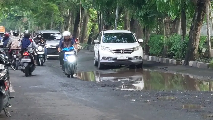 Jalan Veteran Lamongan Rusak, Pengendara Dihimbau Waspada