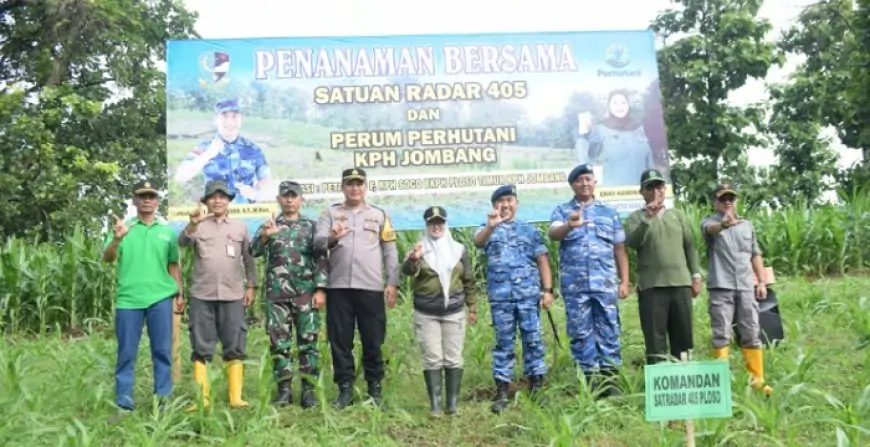 Perhutani KPH Jombang dan TNI AU Satradar 405 Tanam 4.000 Bibit Jati